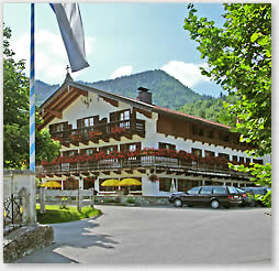 Blick von der Einfahrt auf den Handlhof in Kreuth am Tegernsee