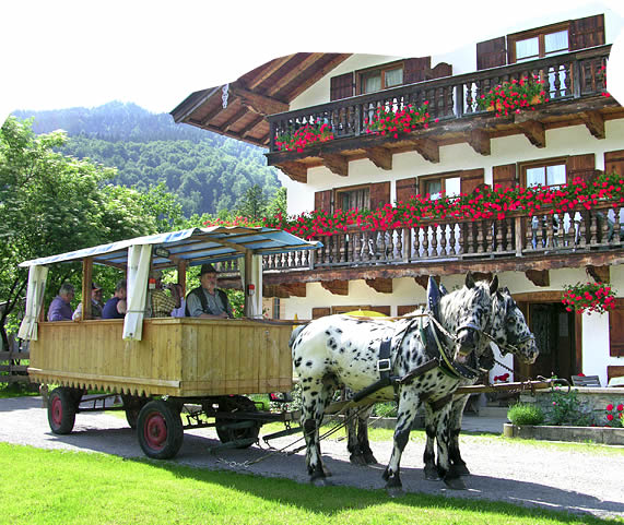 Kutsche bei der Abfahrt vor dem oberbayerischen Bauernhof